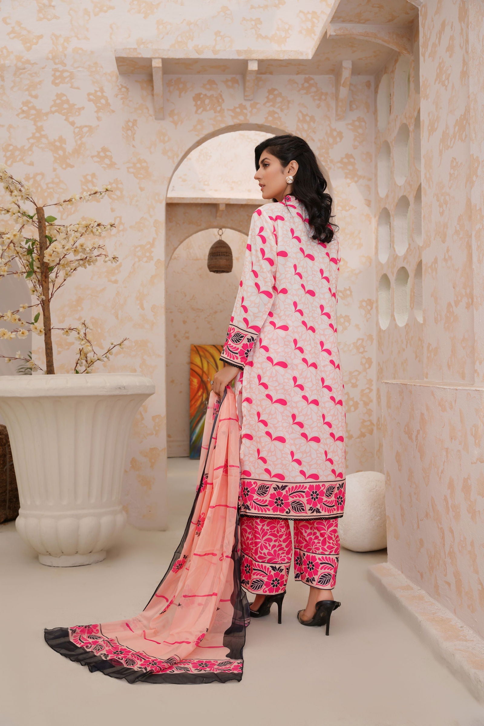 🌸Elegant Pink Floral Lawn Suit – Festive Wear Collection- 152 - sabajeez.com