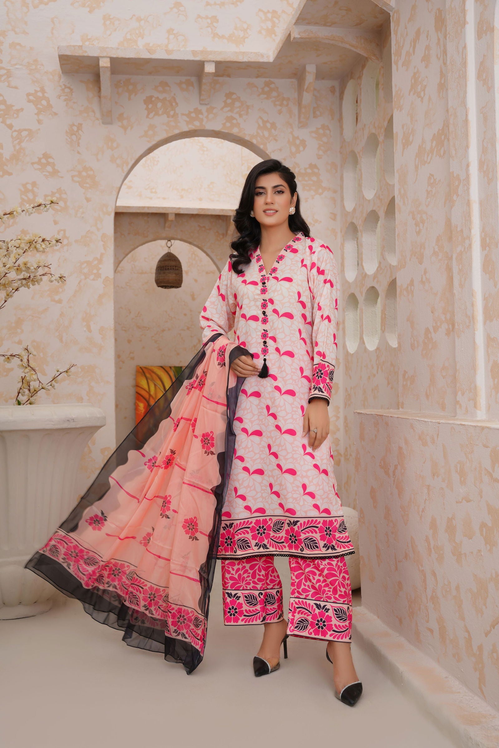🌸Elegant Pink Floral Lawn Suit – Festive Wear Collection- 152 - sabajeez.com