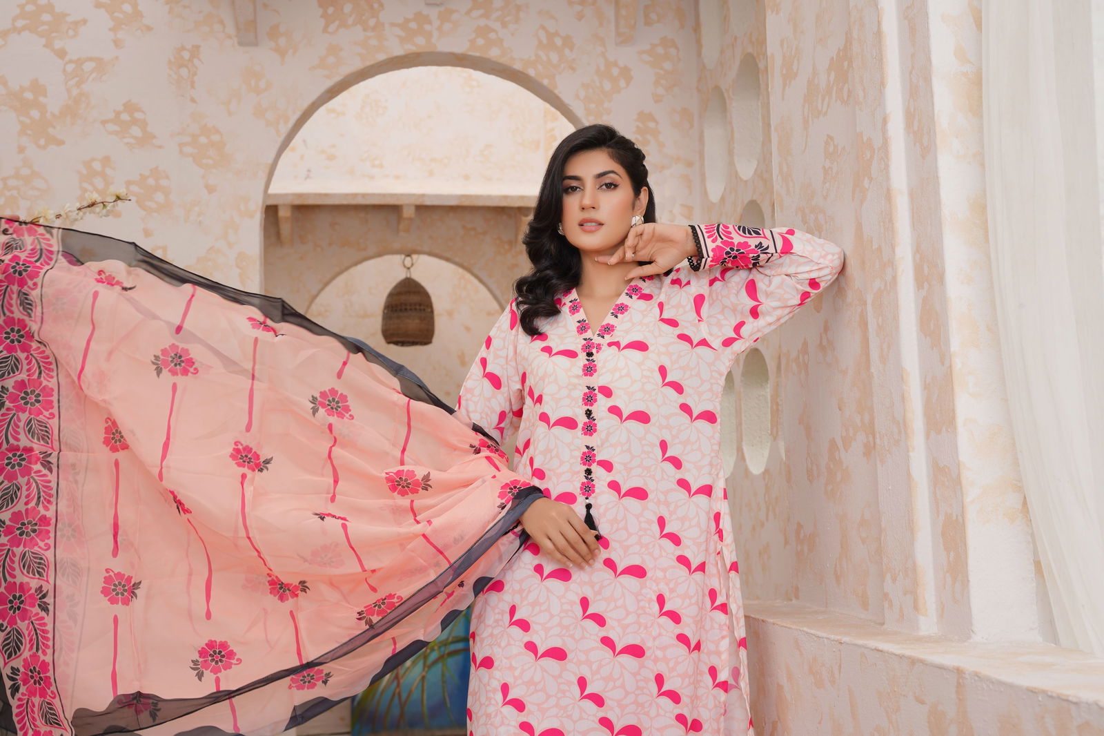 🌸Elegant Pink Floral Lawn Suit – Festive Wear Collection- 152 - sabajeez.com