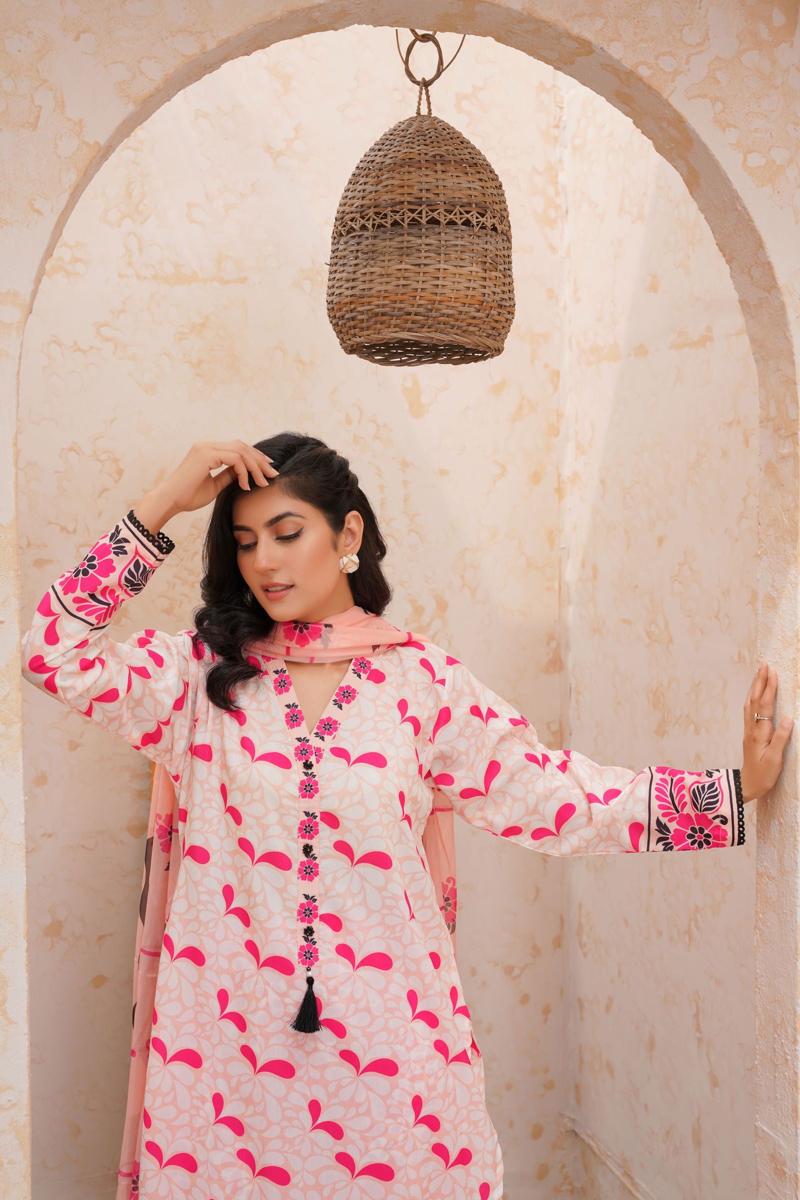 🌸Elegant Pink Floral Lawn Suit – Festive Wear Collection- 152 - sabajeez.com