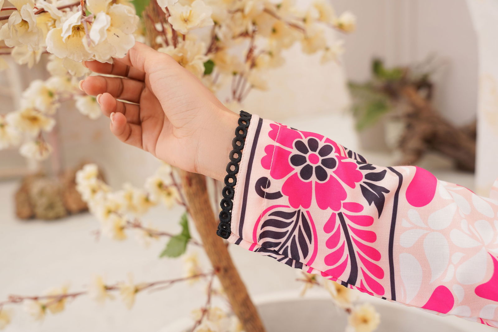 🌸Elegant Pink Floral Lawn Suit – Festive Wear Collection- 152 - sabajeez.com