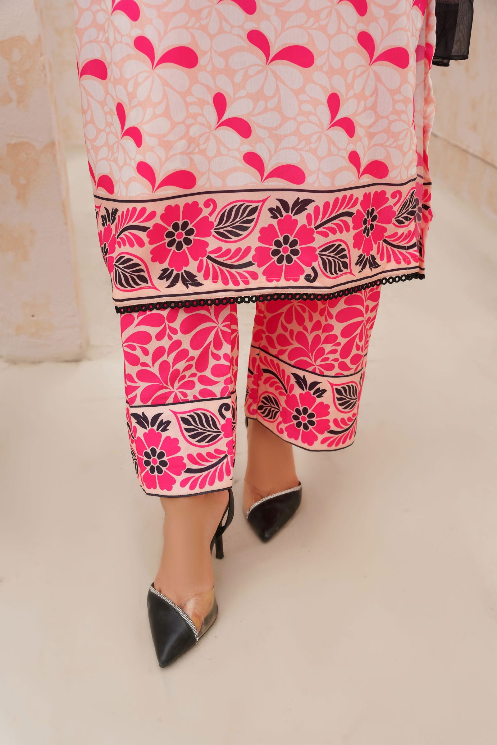 🌸Elegant Pink Floral Lawn Suit – Festive Wear Collection- 152 - sabajeez.com
